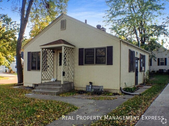 Building Photo - 2 Bed 2 Bath in Central Sioux Falls