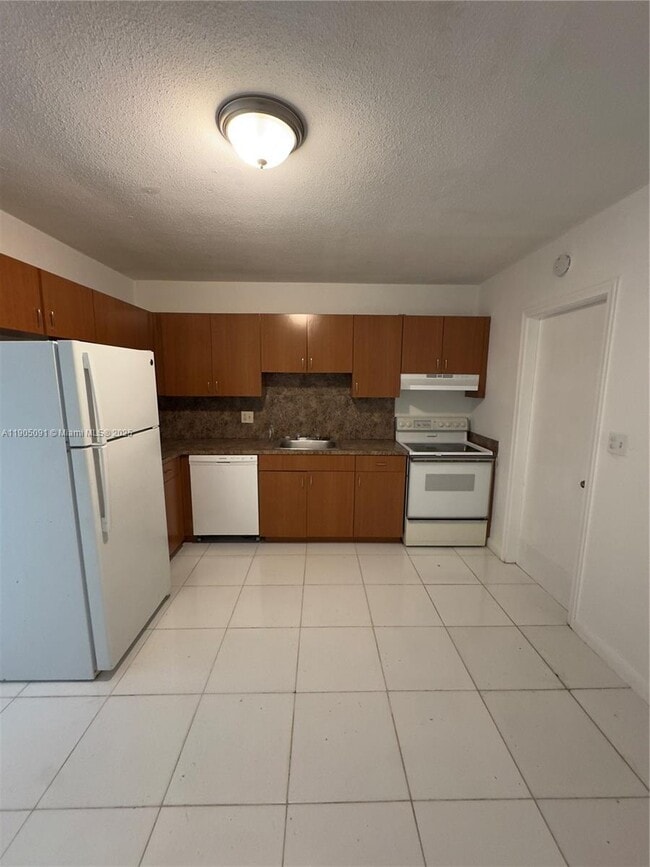 Building Photo - 2401 SW 17th Ave