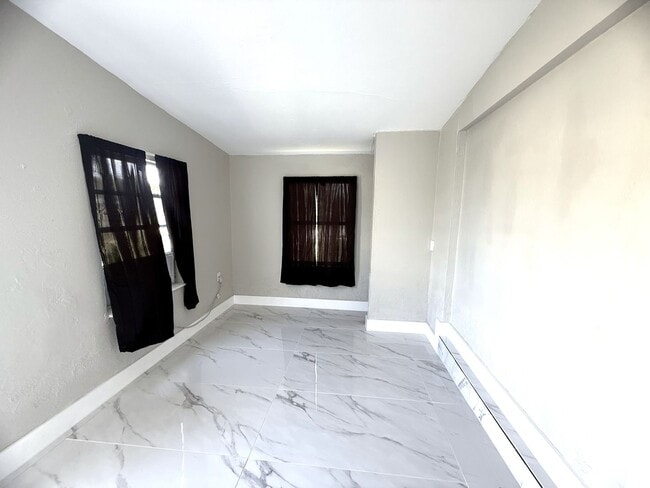 Building Photo - FIRST MONTH'S RENT FREE! STUNNING 3/1 FT. MYERS, FL