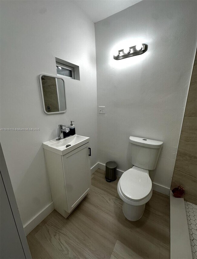 Foto del edificio - 6633 Coconut Dr
