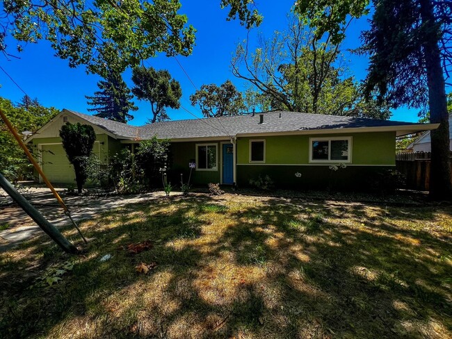 Foto del edificio - Freshly Renovated 3 Bedroom Home with Large Fenced Yard & Double Garage