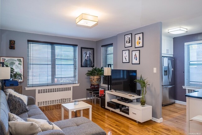 Foto del edificio - 33-25 81st St