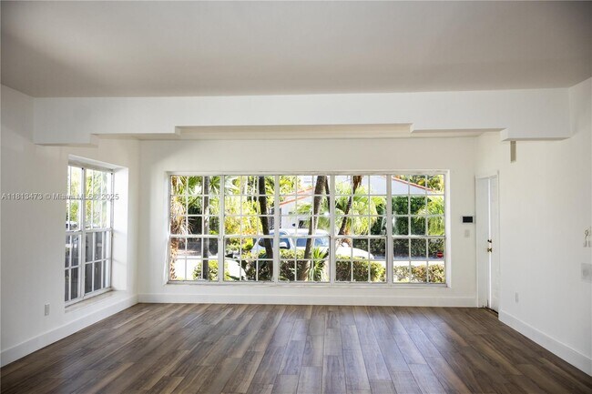Building Photo - 8926 Dickens Ave
