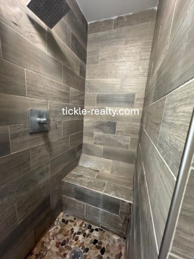 Building Photo - 4 Bedroom Park Ave House - 2 Full Baths, D...