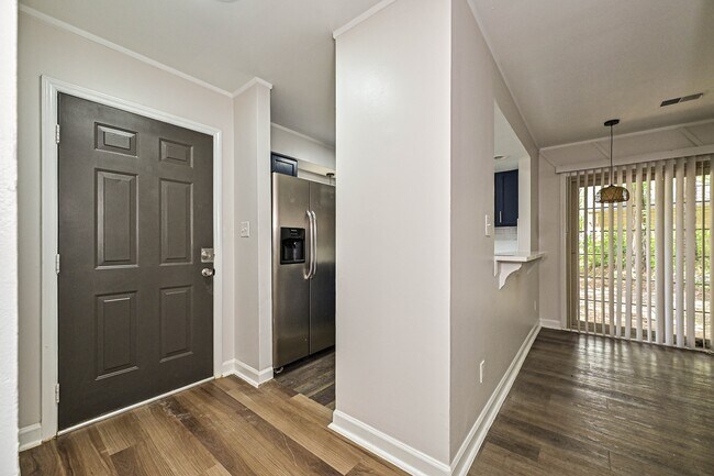 Building Photo - 8439 Country Oaks Rd