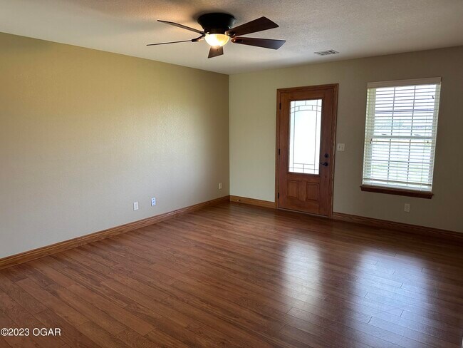 Foto del edificio - 12035 Holly Rd