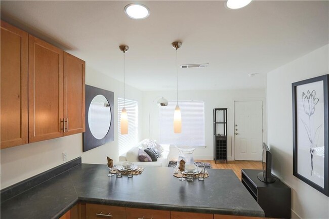 Foto del edificio - 711 W 32nd St