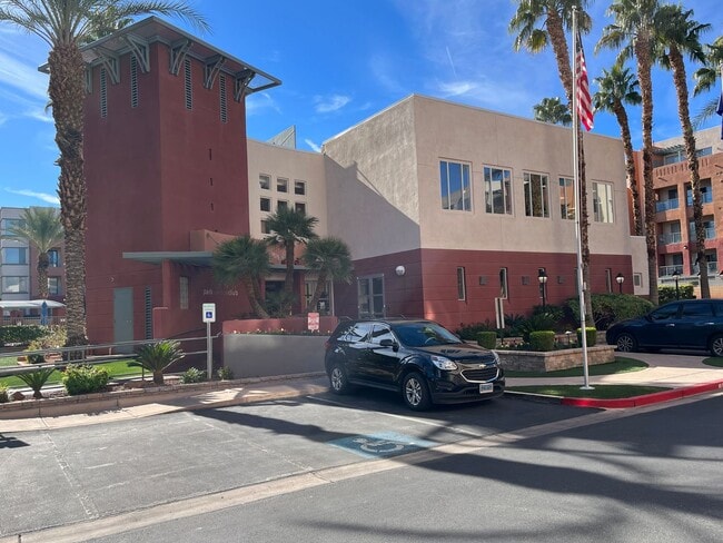 Building Photo - 1 bed, 1 bath condo in guard gated community!