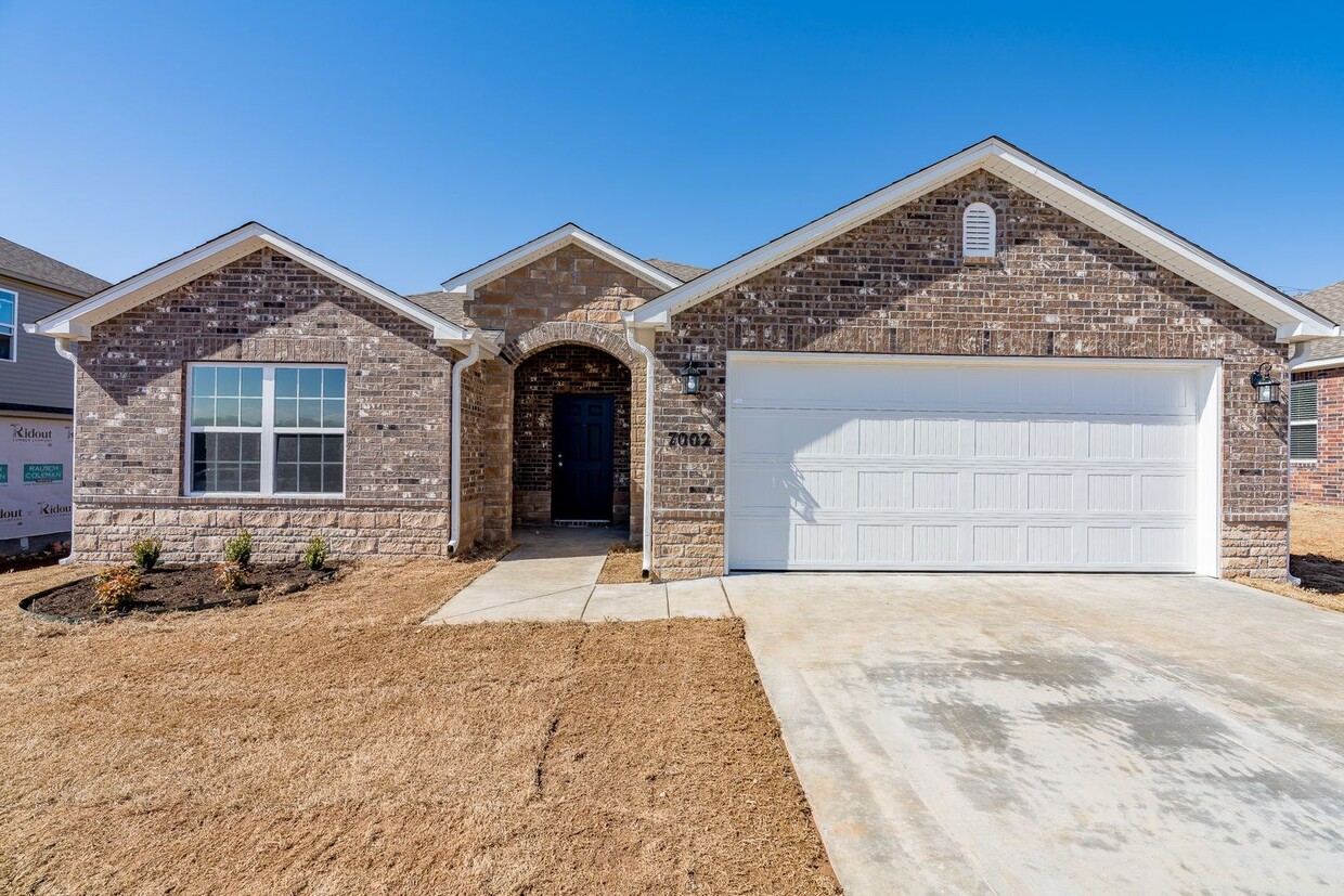 Foto principal - Four Bedroom Home Near Walmart HQ and DCs!