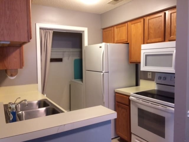 Kitchen - 8119 Tremaine Ct