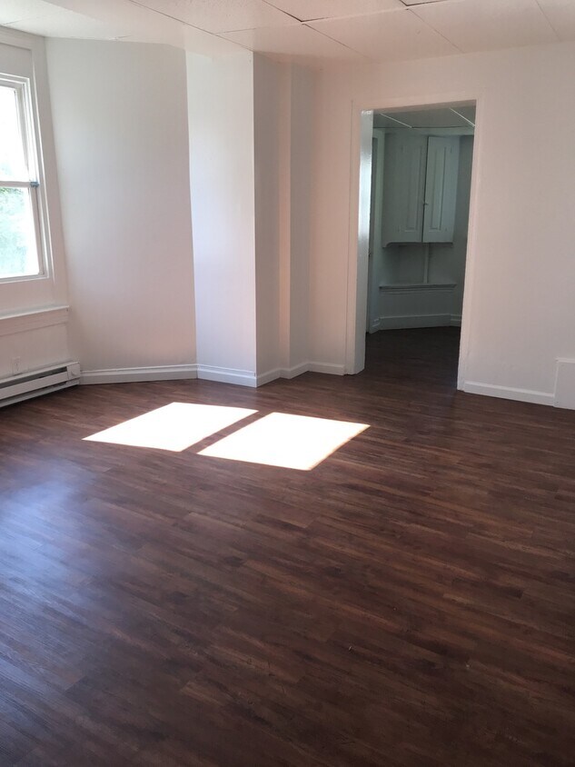 Building Photo - Section 8 Eligible-1st Floor Efficiency Ro...
