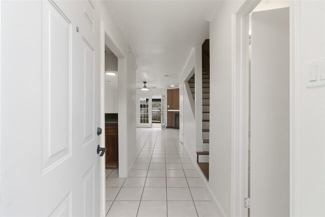 Building Photo - 11000 Kinghurst Dr