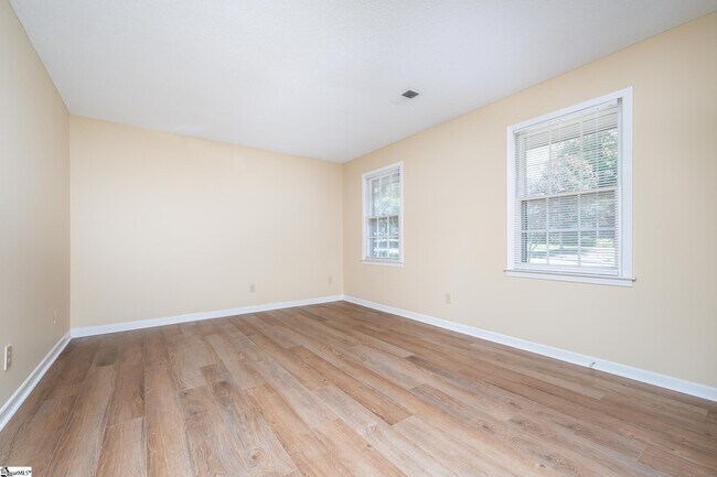 Foto del edificio - 14 Oakwood Dr