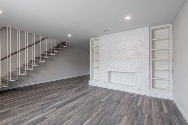 Building Photo - 2121 Fountain View Dr