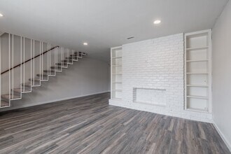 Building Photo - 2121 Fountain View Dr