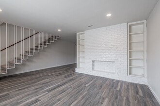 Building Photo - 2121 Fountain View Dr