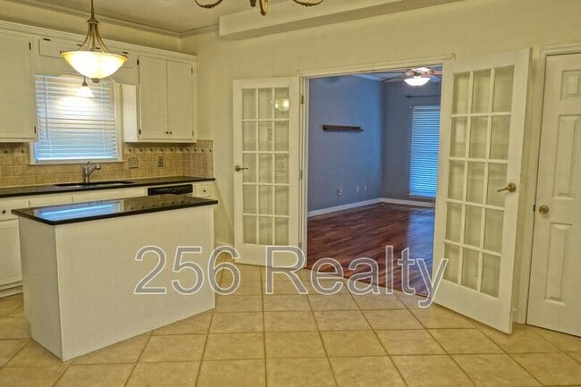 Building Photo - 212 Shadowbrook Ln NE