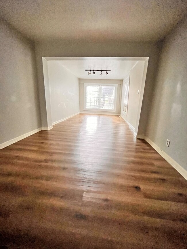 Building Photo - 911 Byrne St