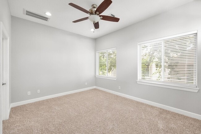 Photo - 1112 Andrews St Apartment