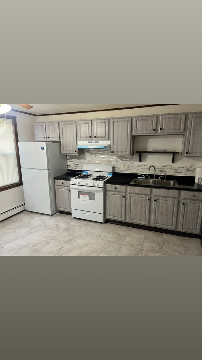 Building Photo - 264 Burritt St