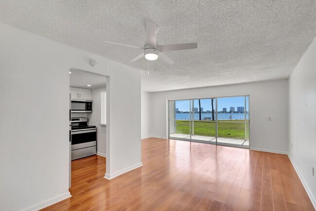 Building Photo - 2936 Lake Shore Dr