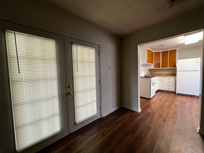 Foto del edificio - 3 Bedroom, 1.5 Bathroom, Brick Home with yard and Storage Building