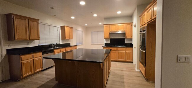 Building Photo - Spacious Redlands Family Home