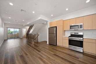 Building Photo - Presidio Townhomes