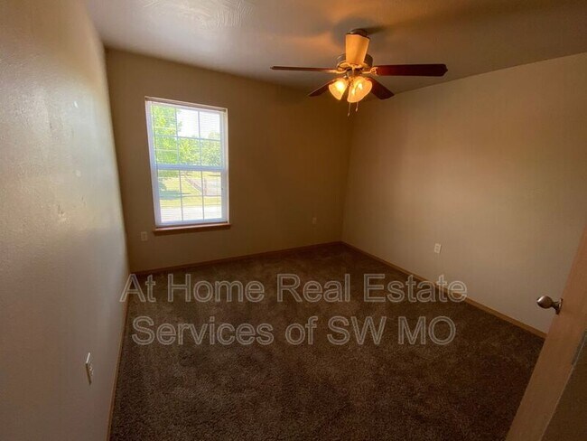 Building Photo - 813 S Robberson Ave