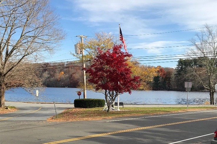 Porche delantero con vista de Cedar Lake - 227 W Main St