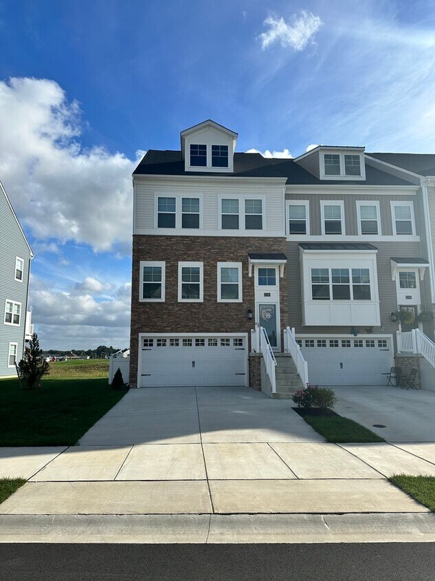 Primary Photo - Plantation Lakes! Beautiful -Unfurnished e...