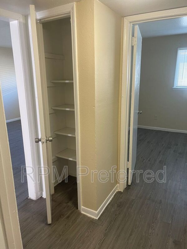 Building Photo - 427 Hollyvale Dr