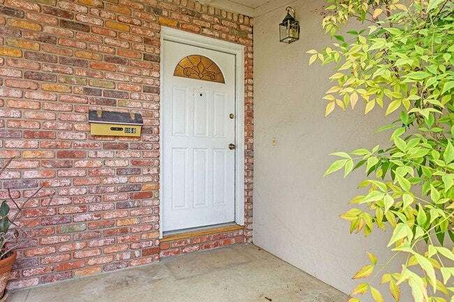 Building Photo - Lovely 2BR 1BA Duplex in Desirable Area in Redwood City