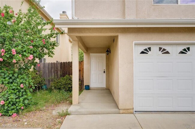 Building Photo - 4 br, 4 bath Townhome - 9231 1/2 Cedros Ave