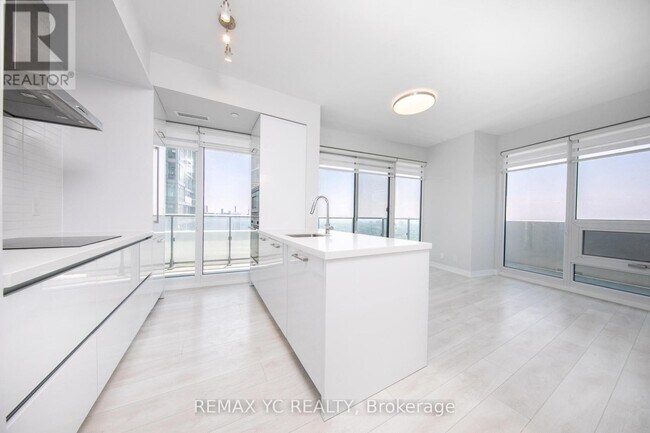 Photo du bâtiment - 2221 Yonge St