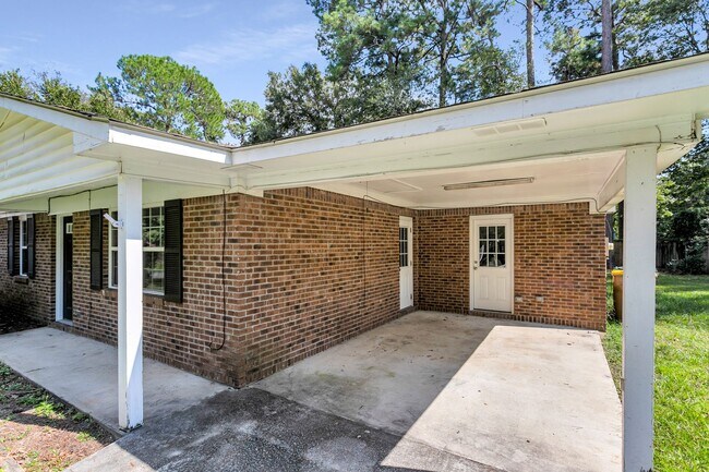 Building Photo - 3 Bedroom 2 Bathrooms in Piercfield Forest...