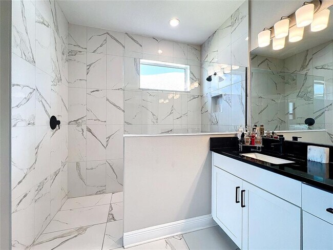 Building Photo - 5559 Trevesta Pl