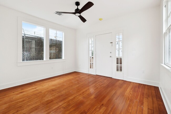 Foto del edificio - Chic Marigny Living – Brand-New 1 Bed, 1 B...