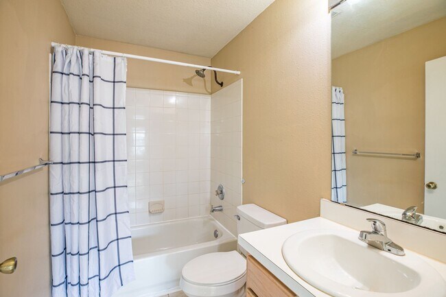 Building Photo - Charming Condo in Gated Community