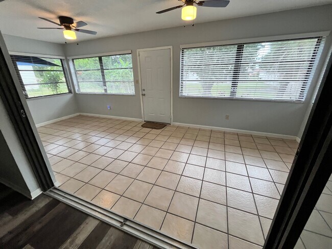 Foto del edificio - 103 Fox Ridge Rd