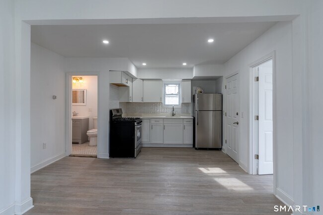 Foto del edificio - 77-79 Hanford Avenue Unit