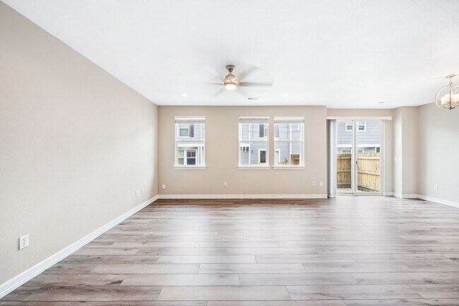 Foto del edificio - Modern 3BD, 2.5BA Cottonwood Condo with At...