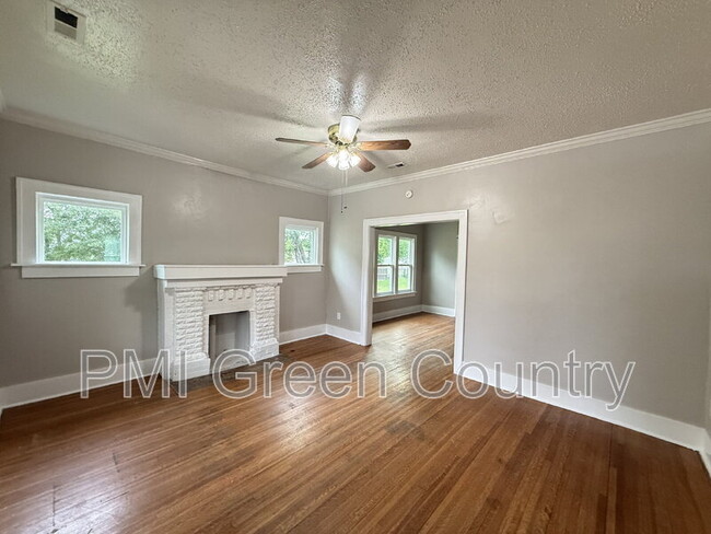 Building Photo - 1223 S Quaker Ave