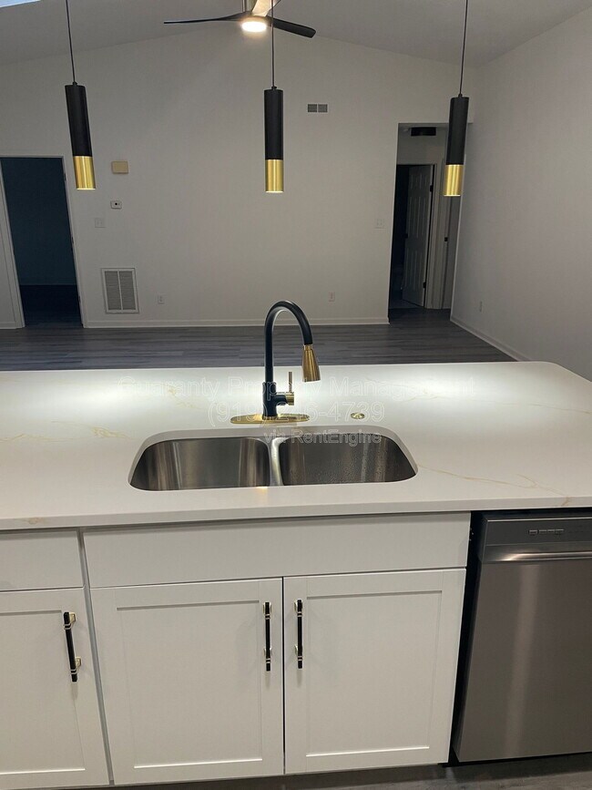 Foto del edificio - 8029 McGuire Dr