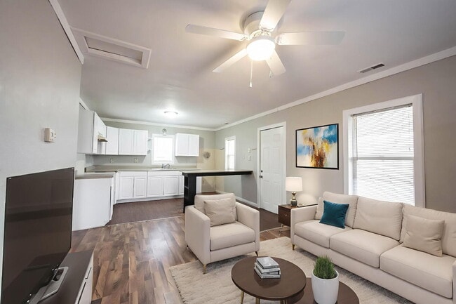 Building Photo - "Cozy 1-Bedroom Haven in Greenfield with E...