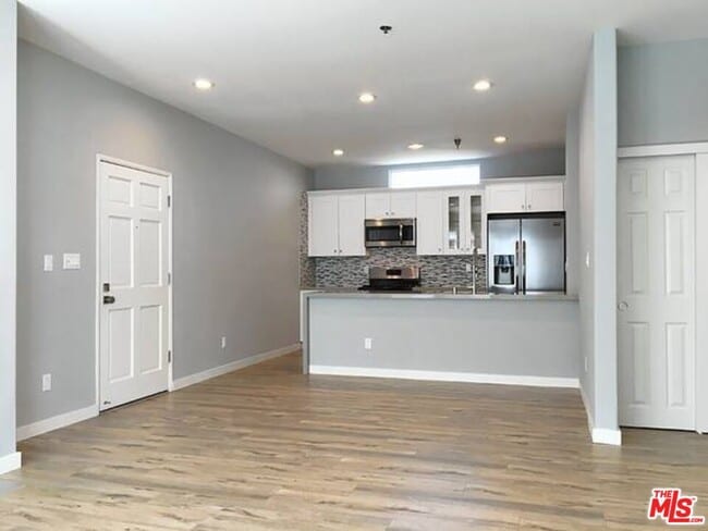 Building Photo - 10560 Santa Monica Blvd