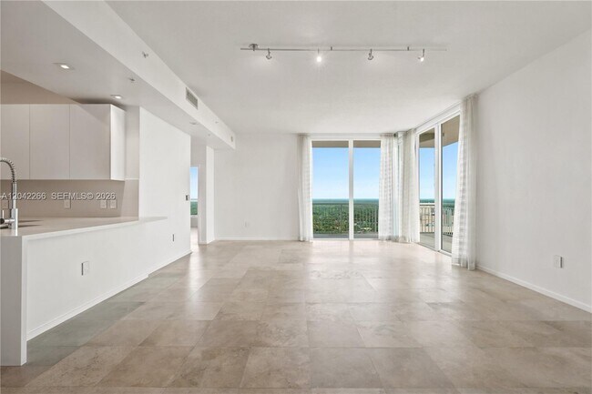 Foto del edificio - 9066 SW 73rd Ct
