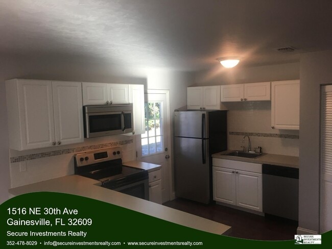 Building Photo - Recently renovated home in great neighborhood close to schools, parks, and shopping