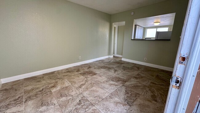 Foto del edificio - Renovated 1-bedroom attached studio with private entrace, ready for immedate move-in.