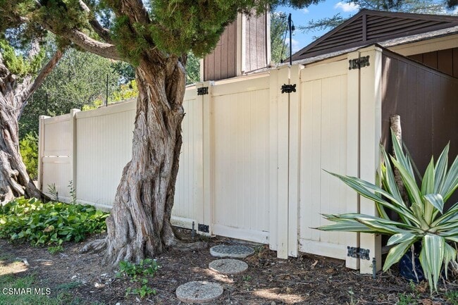 Building Photo - 28551 Conejo View Dr
